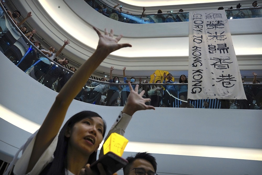 《願榮光歸香港》歌詞包含「光復香港，時代革命」等口號。（美聯社）