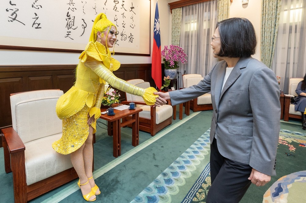 總統蔡英文今天接見妮妃雅（右），與另外5位變裝皇后，並在總統府敞廳欣賞3首歌舞表演。（總統府提供）