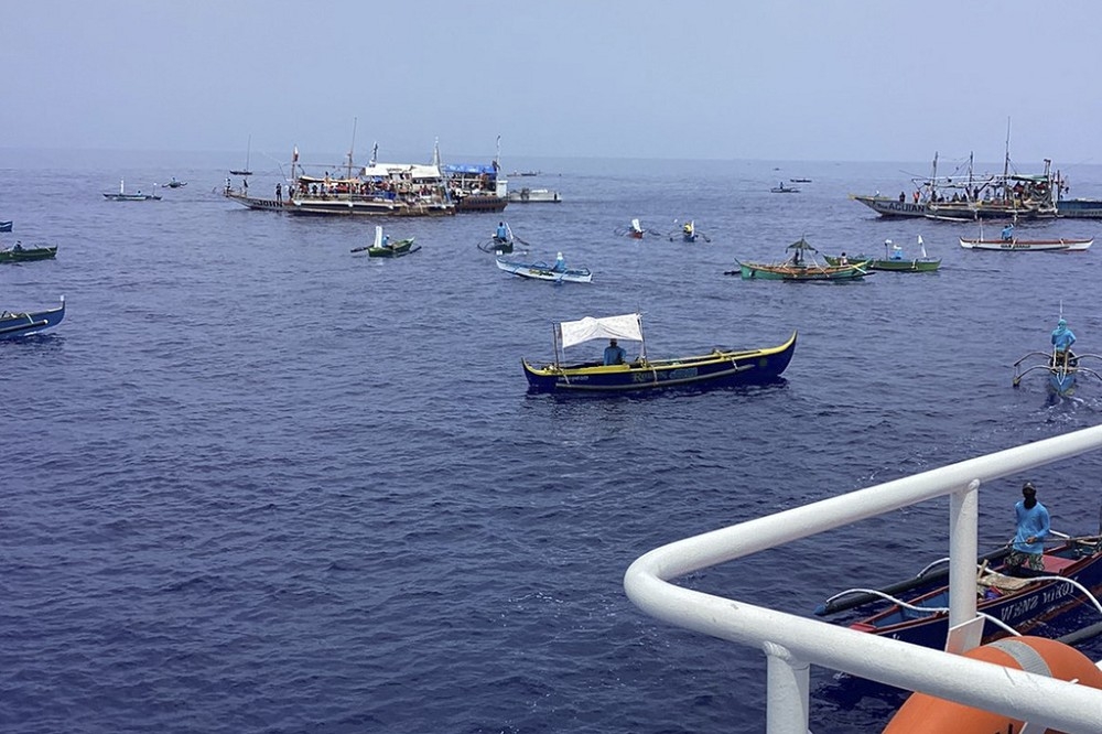 「这是我们的」联盟船队百船齐发，前往黄岩岛水域宣示主权。（美联社）(photo:UpMedia)