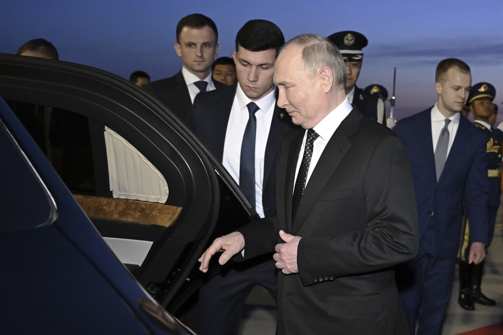 专机抵达北京机场后，俄国总统普丁登上豪华轿车前往欢迎仪式会场。（美联社）(photo:UpMedia)