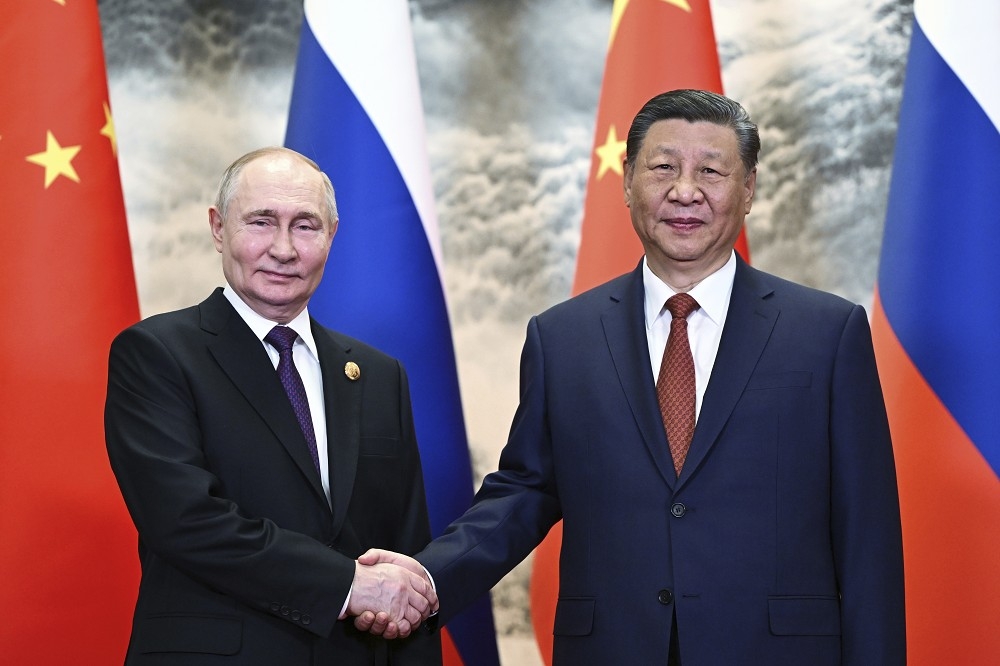 普丁（左）與習近平在北京進行會談，雙方並且簽署進一步強化全面戰略夥伴關係的聲明。（美聯社）