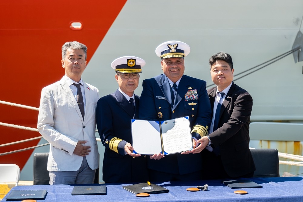 美日韓三國海上執法機構代表在9日於加州簽署正式合作協議，並很快便宣布將於6月6日舉行三國聯合演習。（取自美國海岸防衛隊）