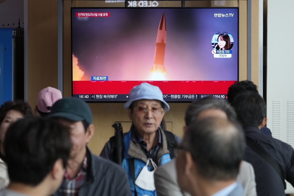 南韓軍方證實，北韓17日下午朝日本海方向發射短程彈道飛彈，是今年以來北韓第5度進行彈道飛彈的測試。（美聯社）