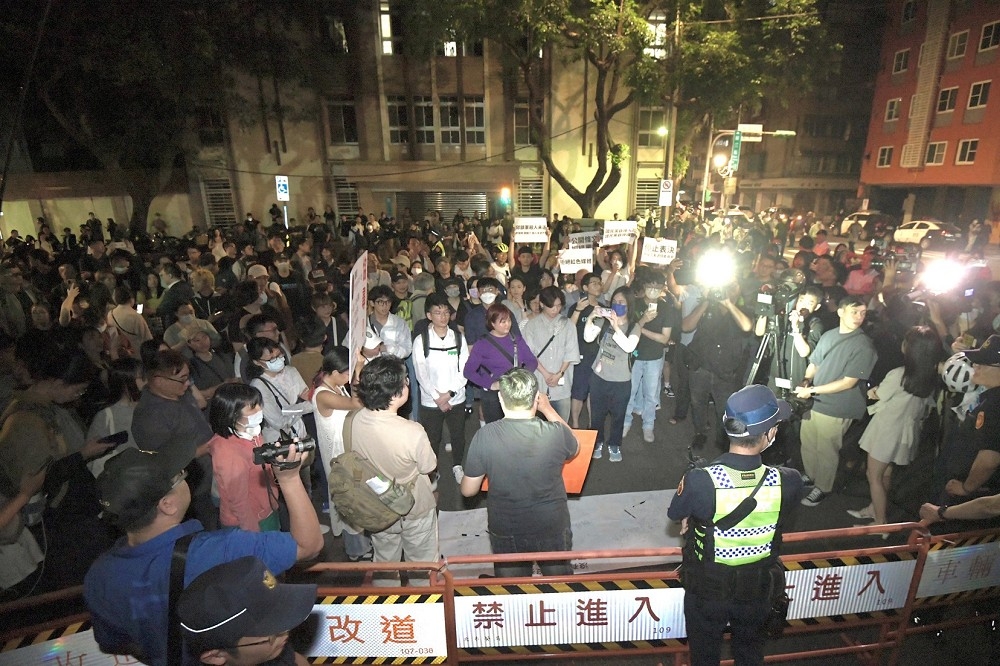 数百名学生、民众在院外的青岛东路上集结，唿吁立法院会停止表决、实质审查。（张哲伟摄）(photo:UpMedia)