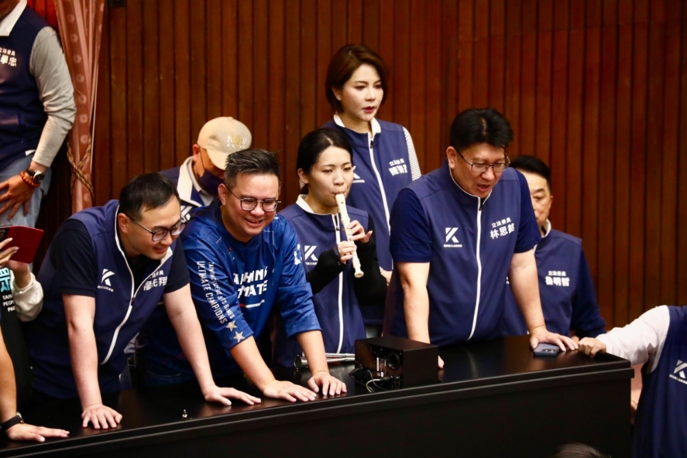 從2月1日新立委上任迄今，台灣面臨藍白在國會各式荒腔走板行徑，引發民間對台灣民主「倒退嚕」的憂心。（攝影：王侑聖）