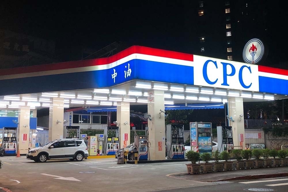 台灣中油公司表示，自明天（20日）凌晨零時起，汽、柴油價格各調降0.2元。（資料照片／黃潔文攝）