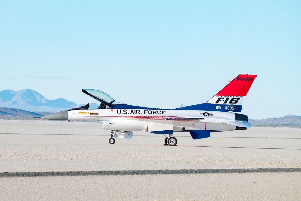 全新塗裝成標誌性藍白紅3色的F-16戰機。（取自DVIDS網站）