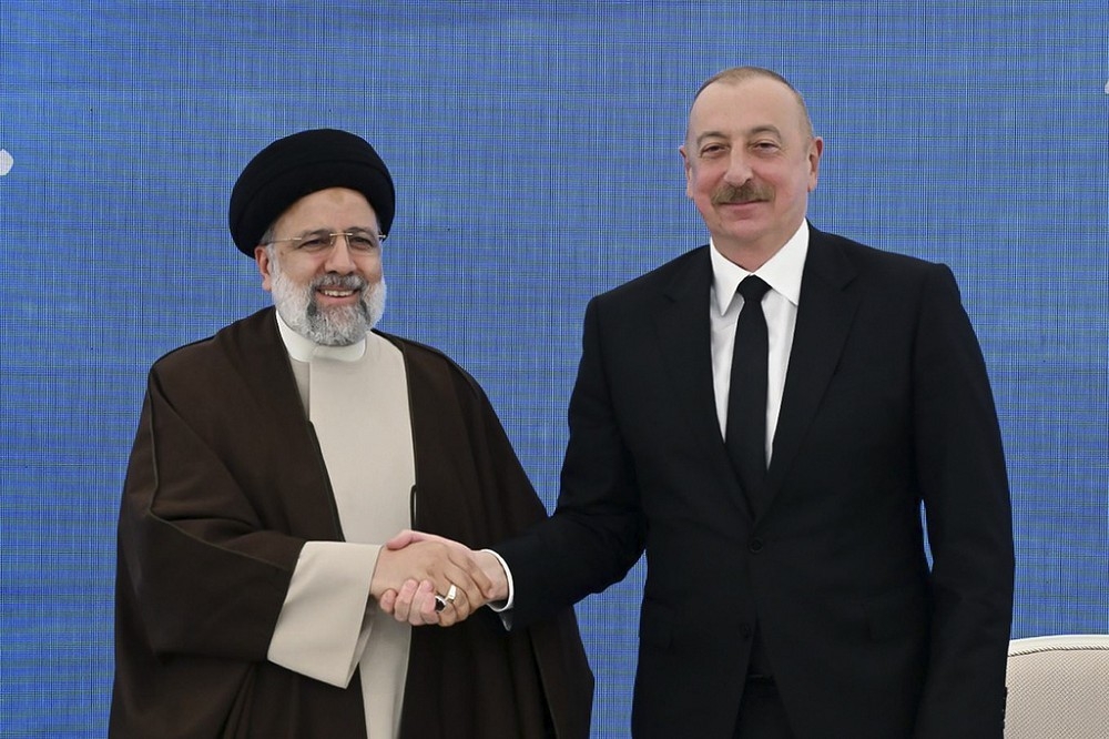 伊朗總統萊希（左）走訪亞塞拜然邊境，並與該國總統阿利耶夫會晤，但不幸返程時發生意外。（美聯社）