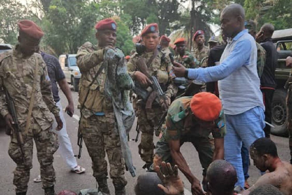 天亮後民主剛果政府軍展開鎮壓，逮捕多名政變分子。（取自X平台）