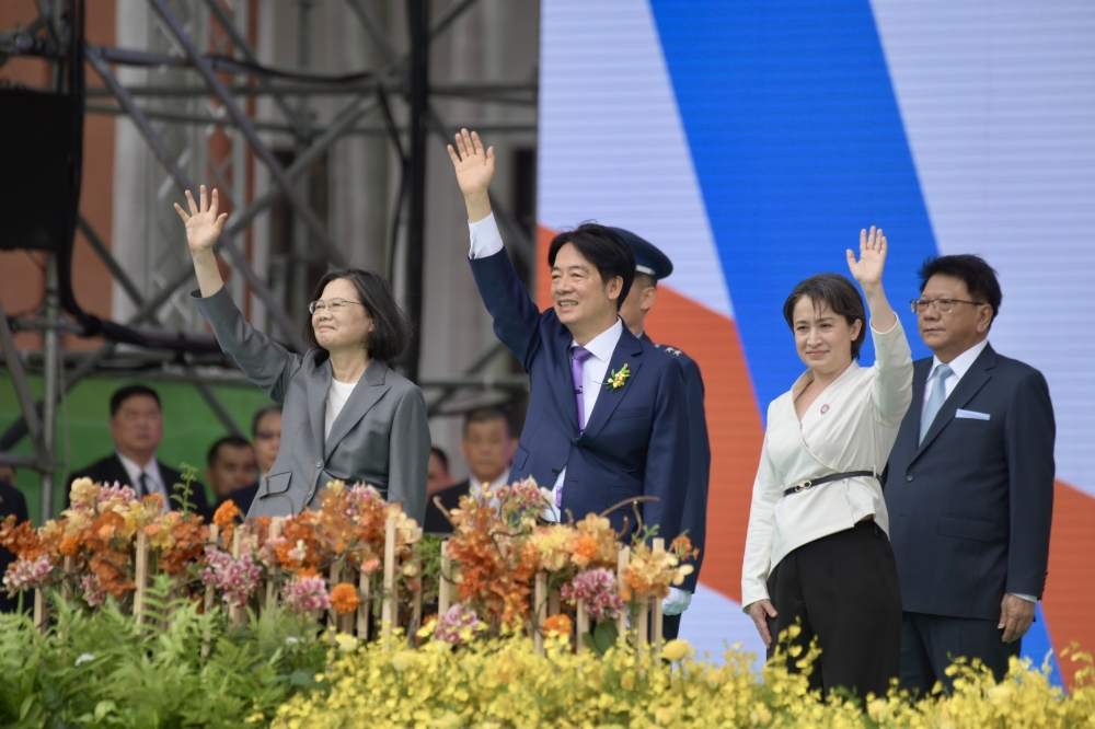 蔡英文（前左）與新任總統賴清德（前中）、副總統蕭美琴（前右）一同登台揮手致意。（張哲偉攝）