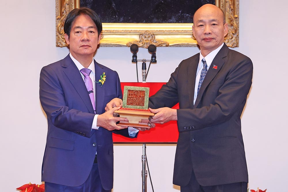 賴清德從韓國瑜的手中接下中華民國之璽，正式就任總統。（台北市攝影記者聯誼會提供）