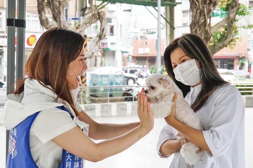 柳采葳指出，台北市寵物餐廳沒有任何一家取得動物展演許可，動保處應積極管理。（取自柳采葳臉書）