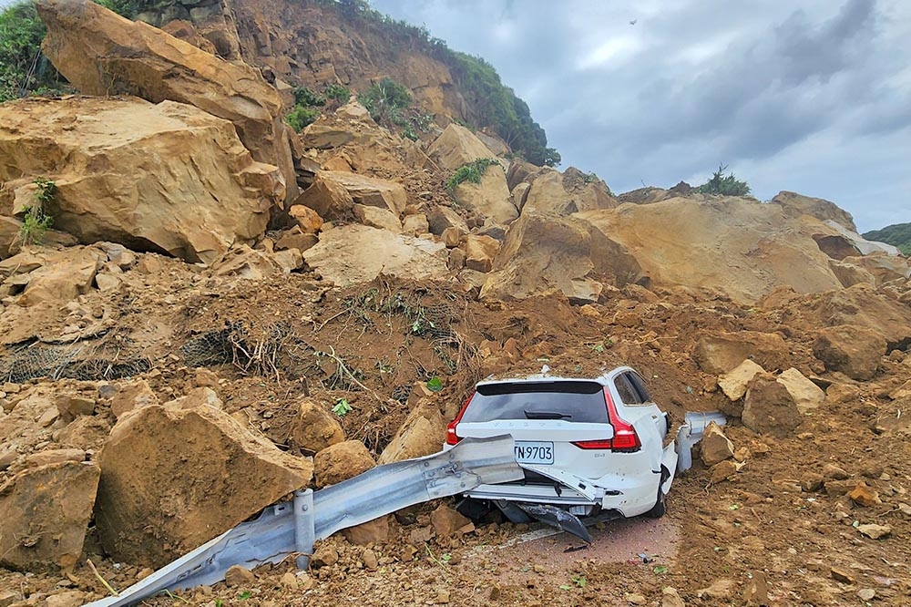 【可怕片】基隆潮境公園發生「恐怖山崩」　多車遭壓土石下方、傷亡不明