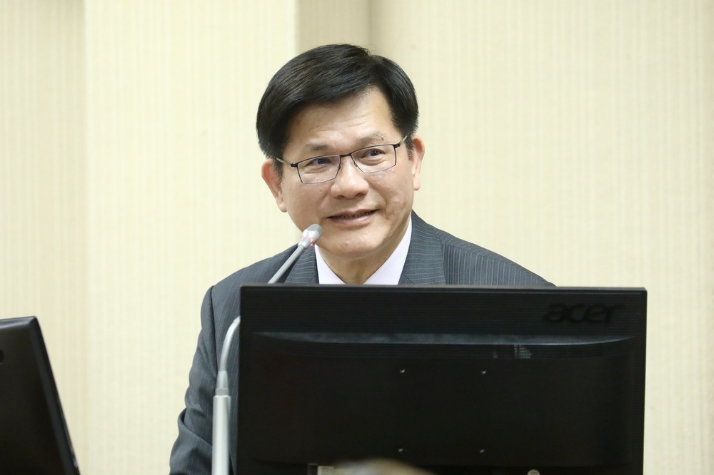 辦護照要快！林佳龍曝護照「10月起恐無法印製」　今年估短缺20萬本