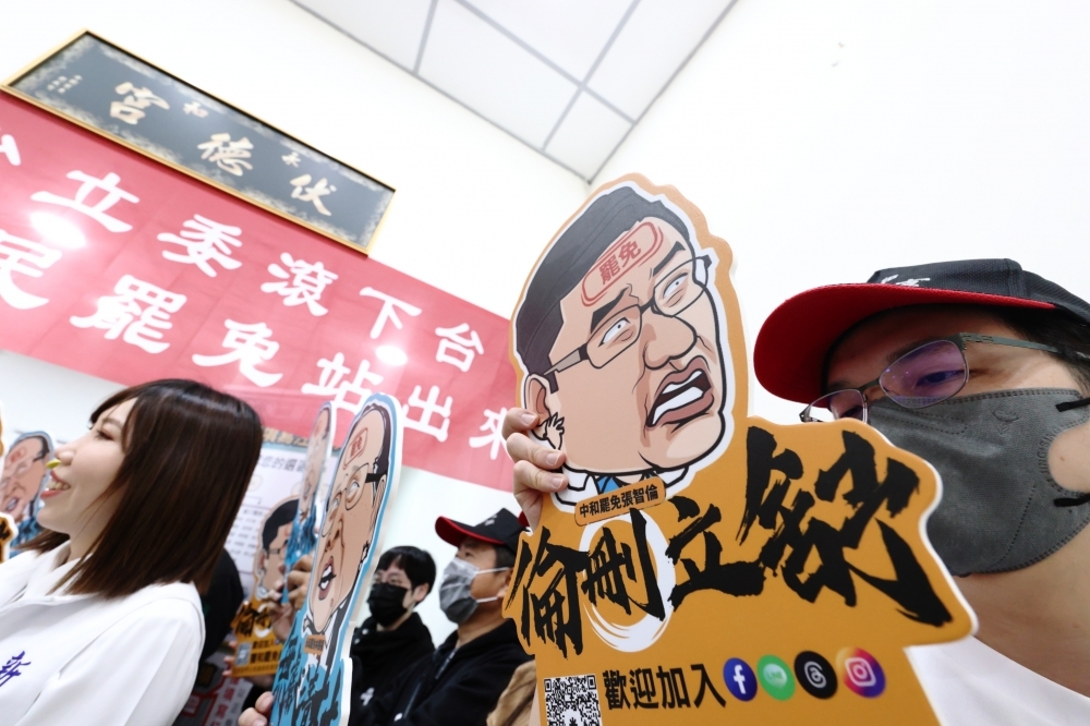 雙和罷免團體今到選委會送件，罷免立委林德福、張智倫的二階連署書共送出6萬5614多份，達成率雙雙突破120%。（資料照片／陳愷巨攝）