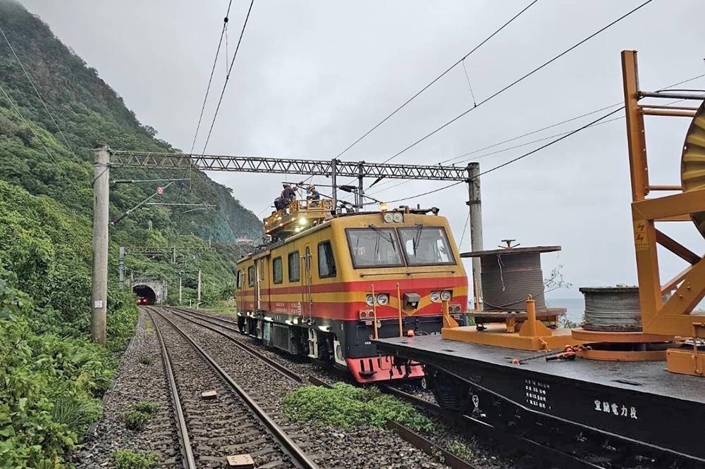 台鐵東部兩路段斜吊線斷落　新自強號集電弓受損緊急封路搶修