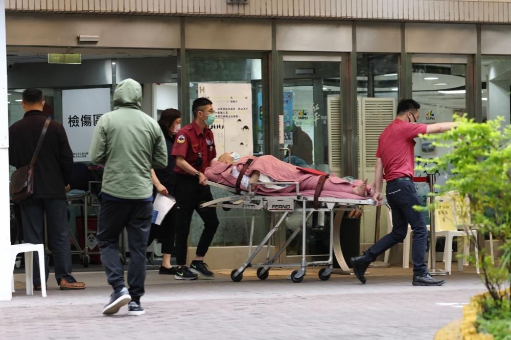 新冠重症年輕化警訊浮現！　20多歲男染疫併發腦炎、休克2週內病逝