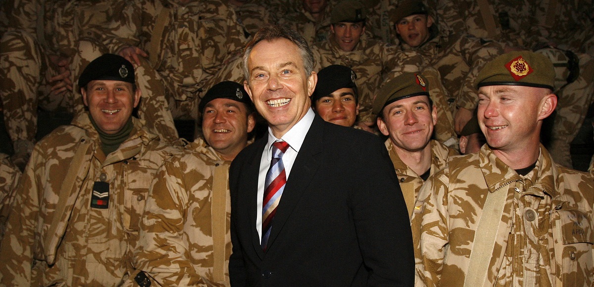 英國首相布萊爾於2006年視察在伊拉克英軍（湯森路透）
