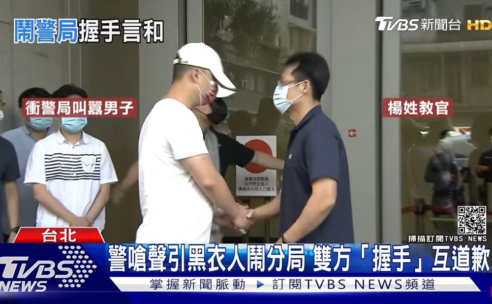 剛好沒有畫面 警局教官楊忠蒞醉罵三字經 黑衣人四海幫海英堂徐權及王偉強凃政廷林冠辰曹喆徐靖陳鵬宇衝進警局叫囂 松山警分局爆吃案私了疑雲