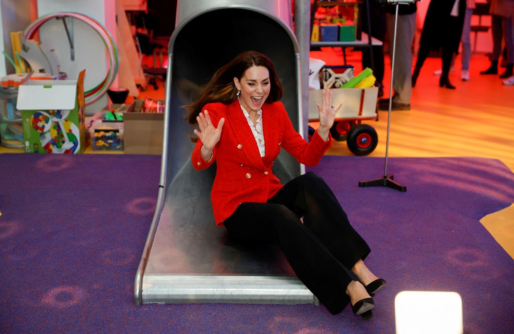 童心未泯的凱特王妃，玩溜滑梯也跟小孩一樣開心。（湯森路透）