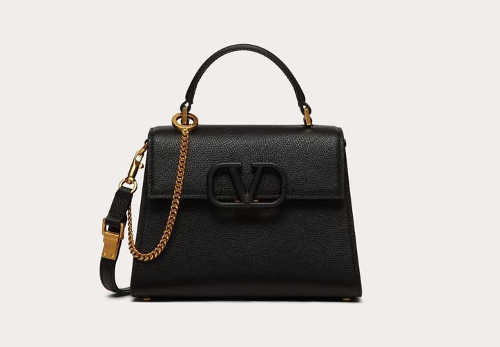 孫藝真手提的Valentino霧面小尺寸黑色小牛皮提包，台幣要價71,000元