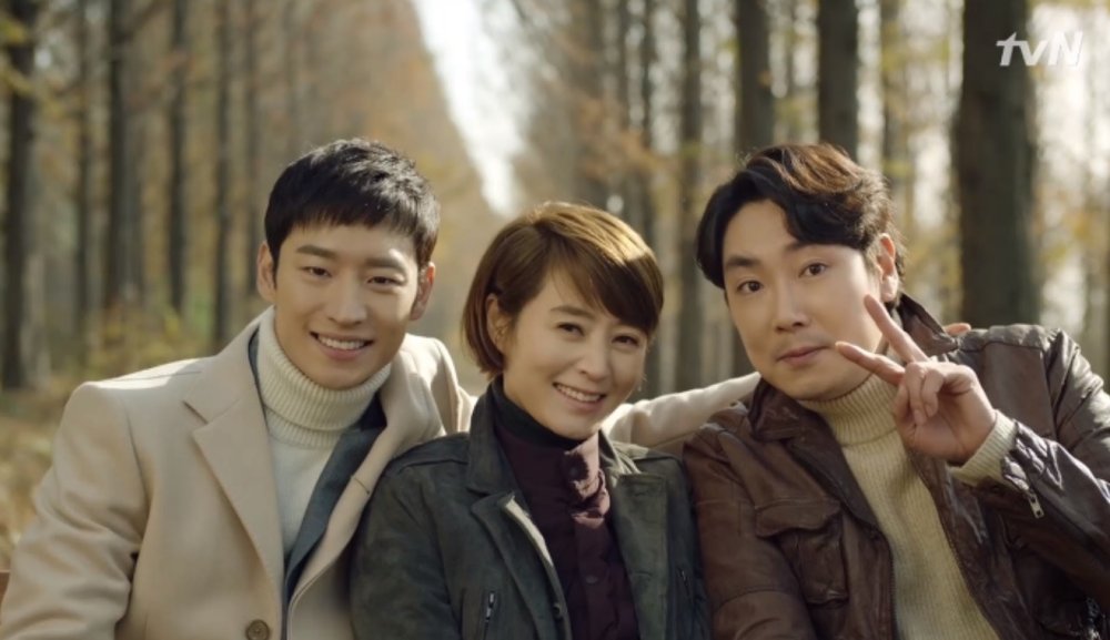 《信號》由金惠秀與影帝趙震雄（右）與實力演員李帝勳（左）主演，轟動一時。（取自tvN）