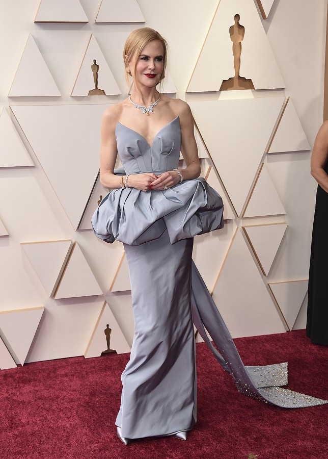 影后妮可基嫚（Nicole Kidman）身穿藍灰色禮服優雅現身奧斯卡