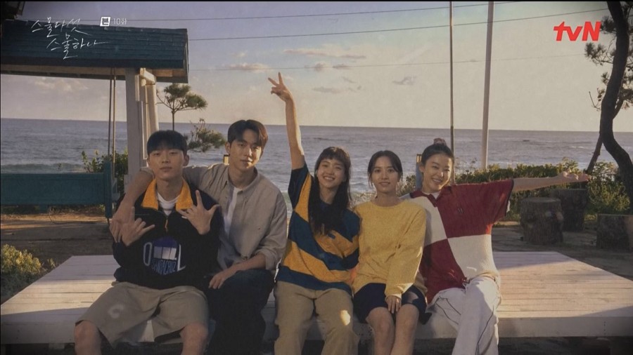 《二十五，二十一》劇中經典青春的海灘校外教學旅行，「羅希度」長大後卻忘得一乾二淨。（取自tvN）