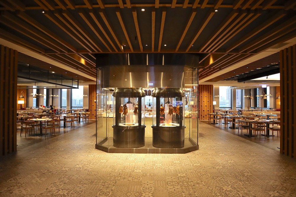 京翠港式飲茶餐廳入口就能看見明爐烤鴨等臘味氣派地展示