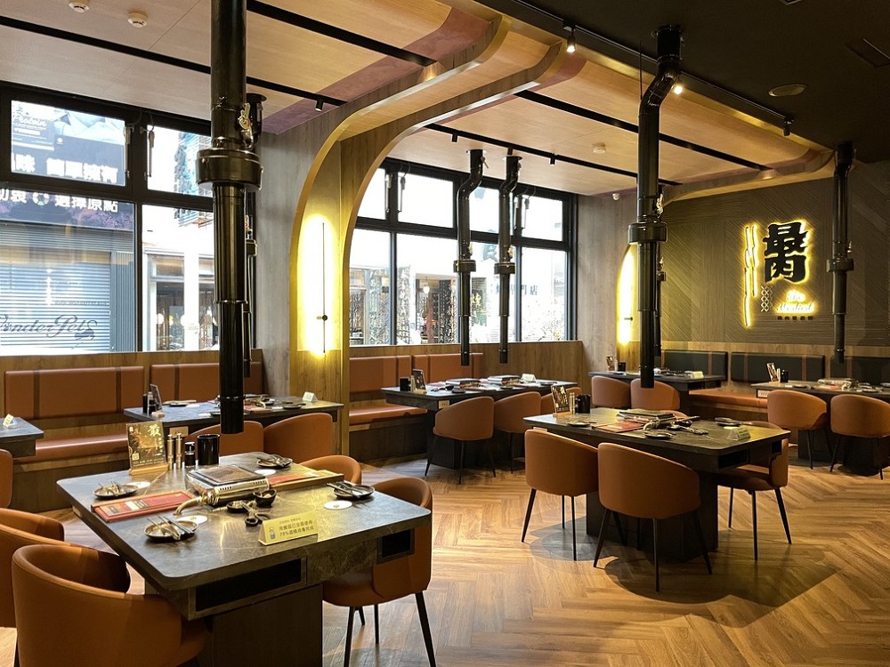 「最肉」用餐區融合美式紅磚與日式木質元素，打造質感燒肉餐酒館。