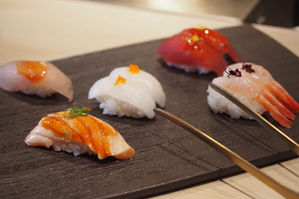 以各款魚種捏製而成的握壽司