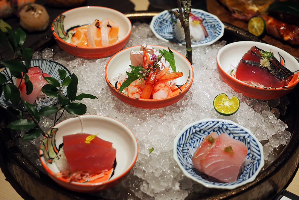 生魚片亦有以不同海鮮搭配、點綴鹽昆布和紫蘇花等精緻的小缽可取用。