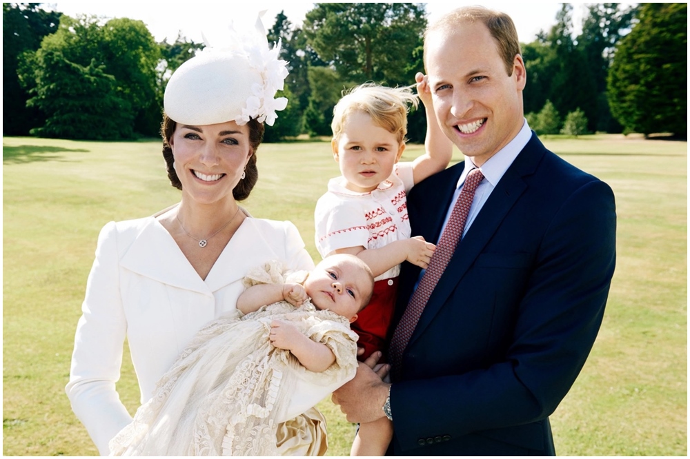 2015年夏綠蒂小公主受洗時，凱特王妃就曾穿同款白色洋裝，那次以白色頭花做搭配。右起為威廉王子、喬治小王子。