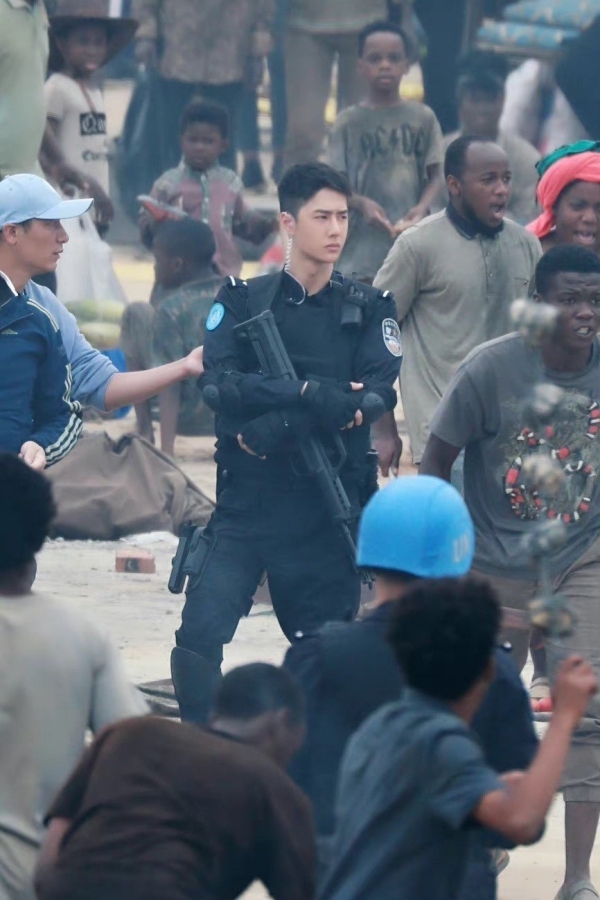 中國男星王一博拍攝警察電影《維和防暴隊》的片場路透照