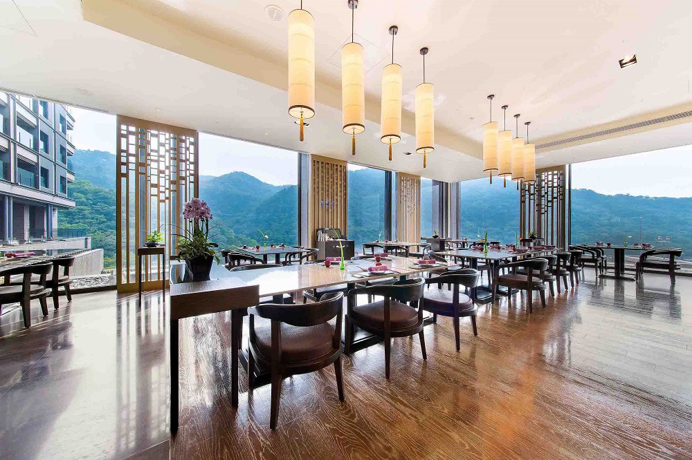 北投麗禧中式餐廳「雍翠庭」擁有三面環景落地窗