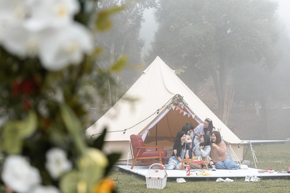 充滿人文原民風的愛上喜翁露營區，一泊二食平日單人現折 1000 元，只要 4400 元起。