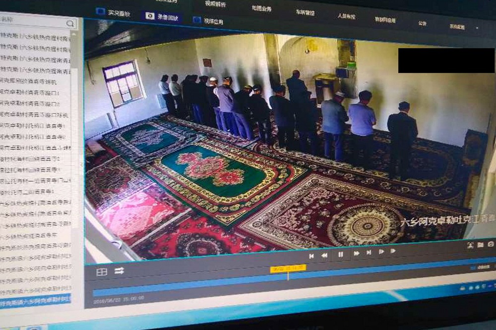 新疆警方監控清真寺