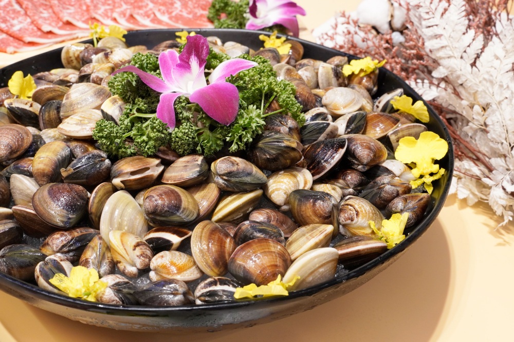 「涮樂和牛鍋物食べ放題」出示相關證明，免費享東石蛤蠣等海鮮吃到飽。