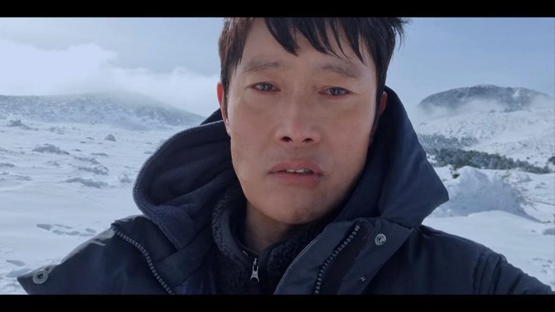 《藍調時光》李秉憲大結局中的「雪地自拍」片段演技封神。