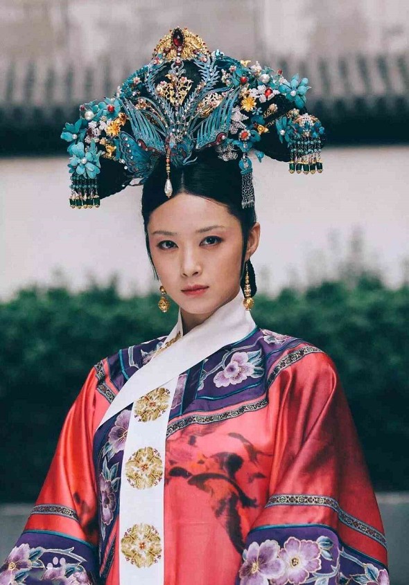 蔣欣飾演華妃，頭上戴的點翠頭飾價值高達100萬人民幣