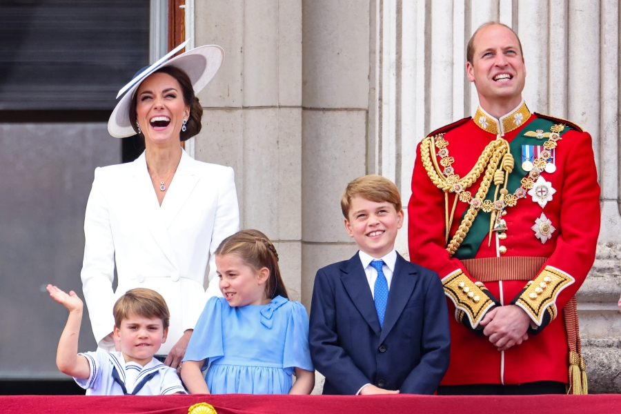 威廉王子與凱特王妃帶著三個孩子參加英國女王登基70週年白金禧慶祝活動