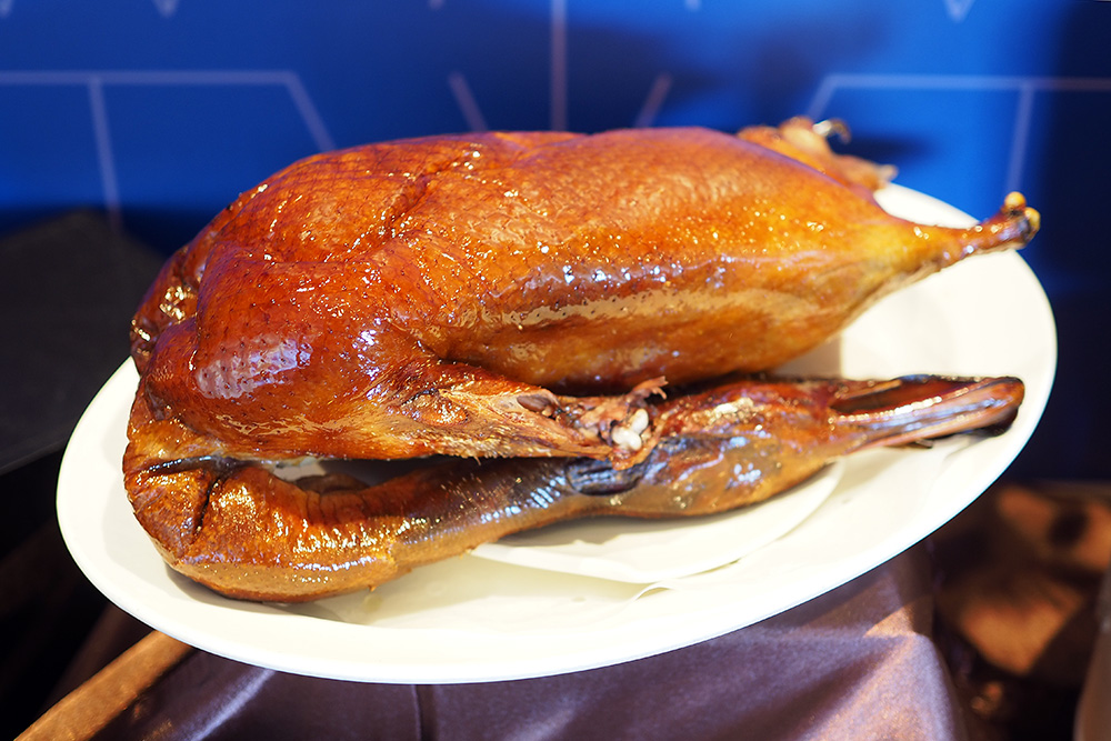 主打將傳統粵菜精緻、時尚化，其中必點的料理就是這道「片皮鴨」！