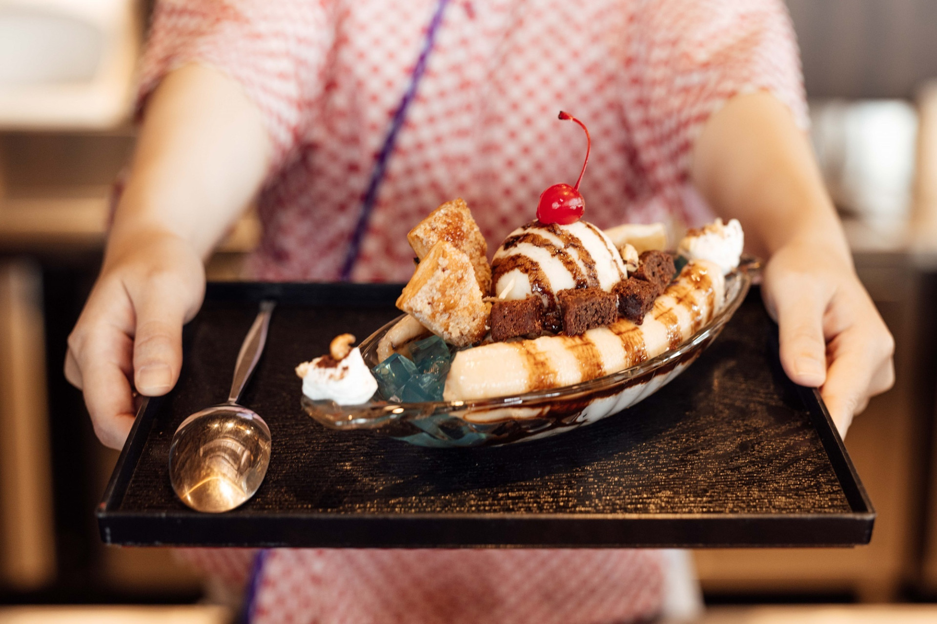 「春田氷亭」結合旗山香蕉與小農冰淇淋，推出「三號碼頭香蕉船」特色冰品。