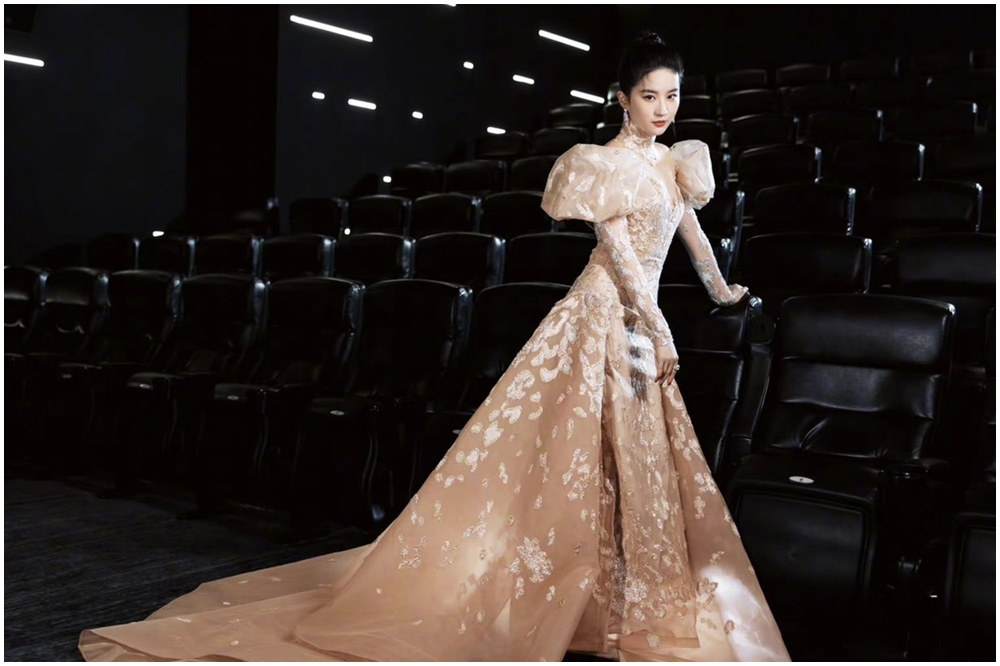 2022年劉亦菲登上微博之夜紅毯禮服造型
