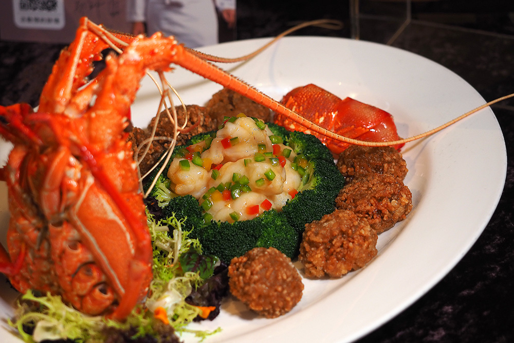 『龍蝦蟹皇糯米球』是傳統粵菜生炒糯米飯的進化版，搭配龍蝦球一同食用。
