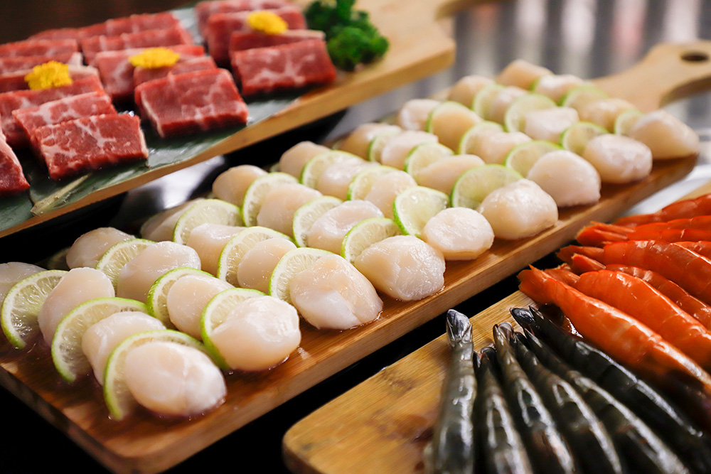 「新馬辣  Plus+」符合五大條件任一，即可全桌可享北海道生食級干貝吃到飽