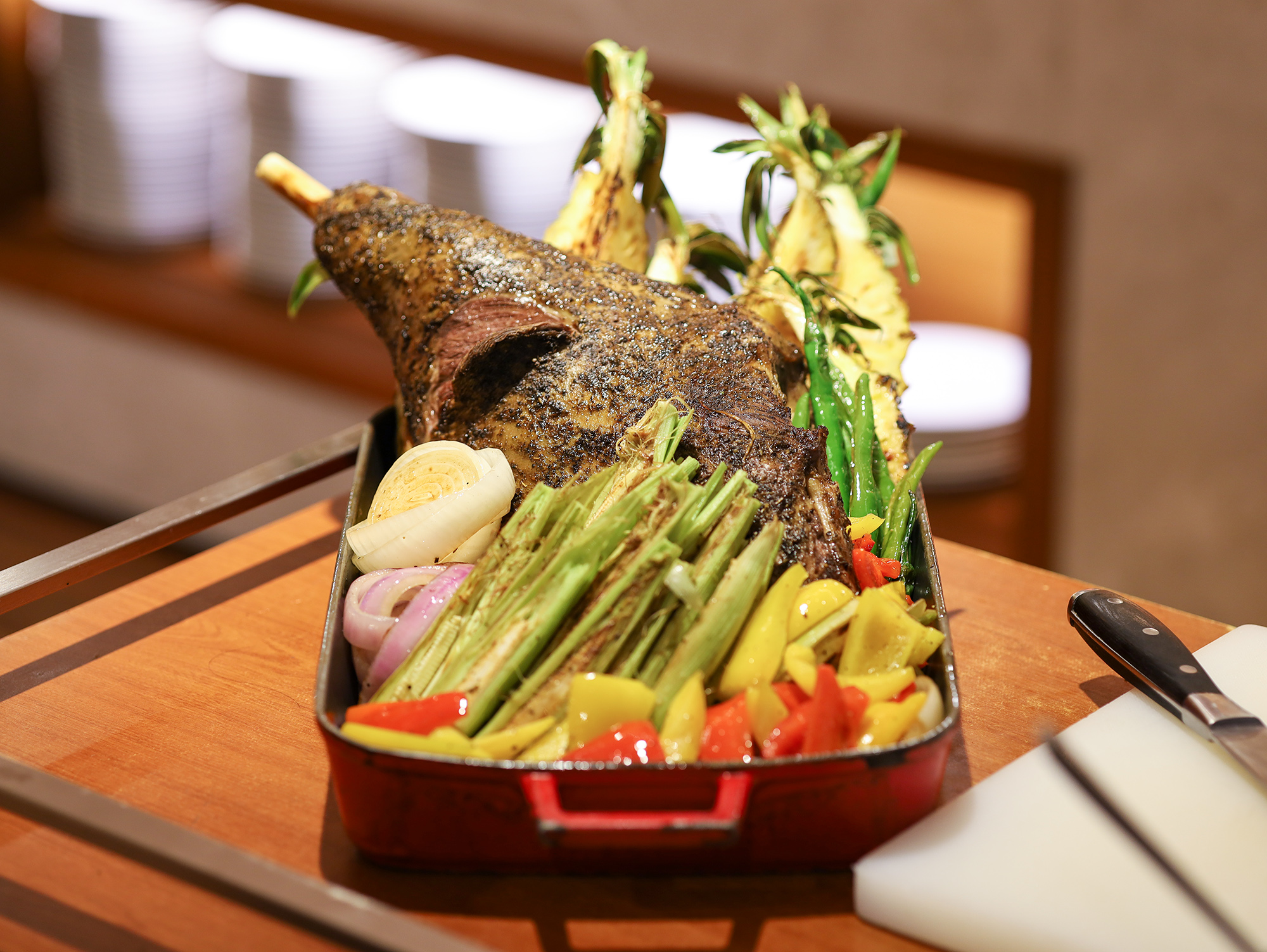 重達 3 公斤的「巨無霸義式烤羊腿」週末限定於台北凱達「百宴自助餐」登場