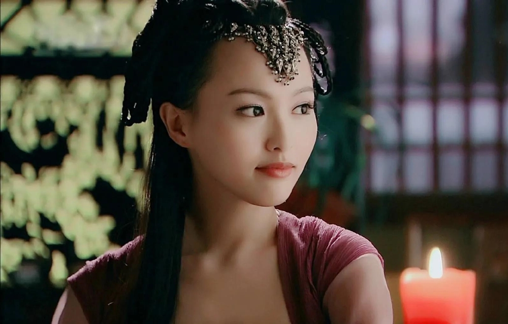 唐嫣在《仙劍奇俠傳3》飾演女媧的後人「紫萱」，與霍建華在戲中有一段糾纏三生三世的虐戀。