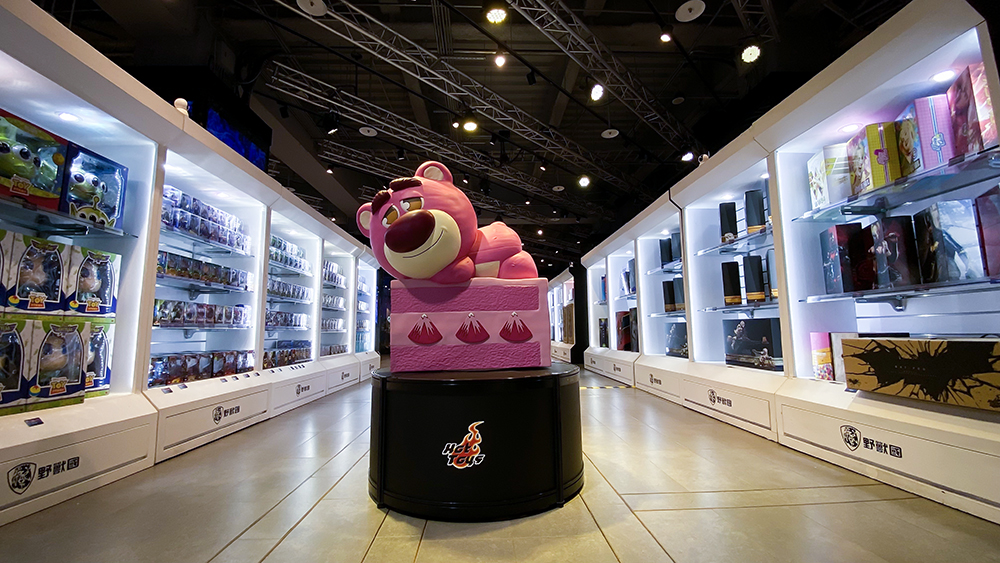 壞壞惹人愛超萌「Cosbi 巨型熊抱哥草莓蛋糕」更是首次在台展示！
