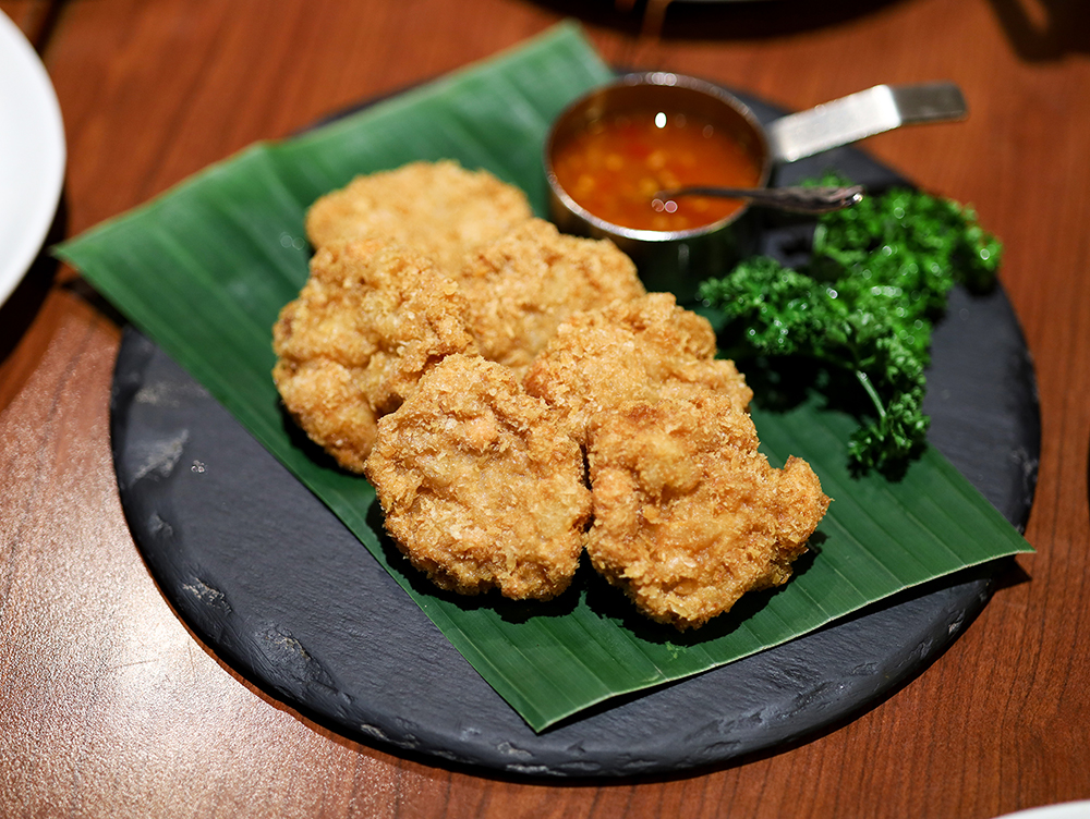 如果想吃道地的泰式料理，泰市場主廚推薦「泰式金錢蝦餅」絕對必吃